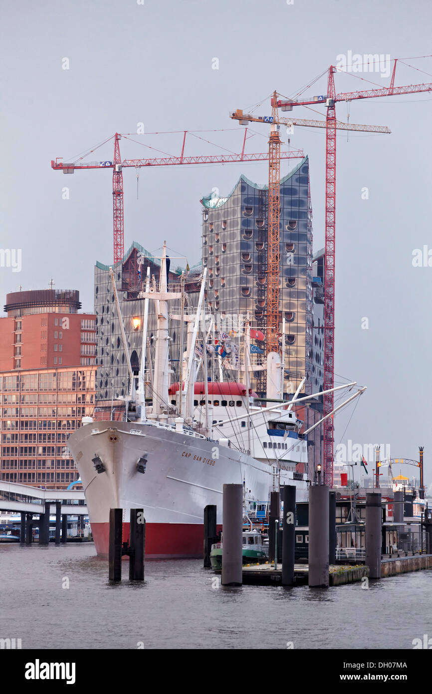 Nave museo Cap San Diego nel porto di fronte all'Elbe Philharmonic Hall, Amburgo Foto Stock