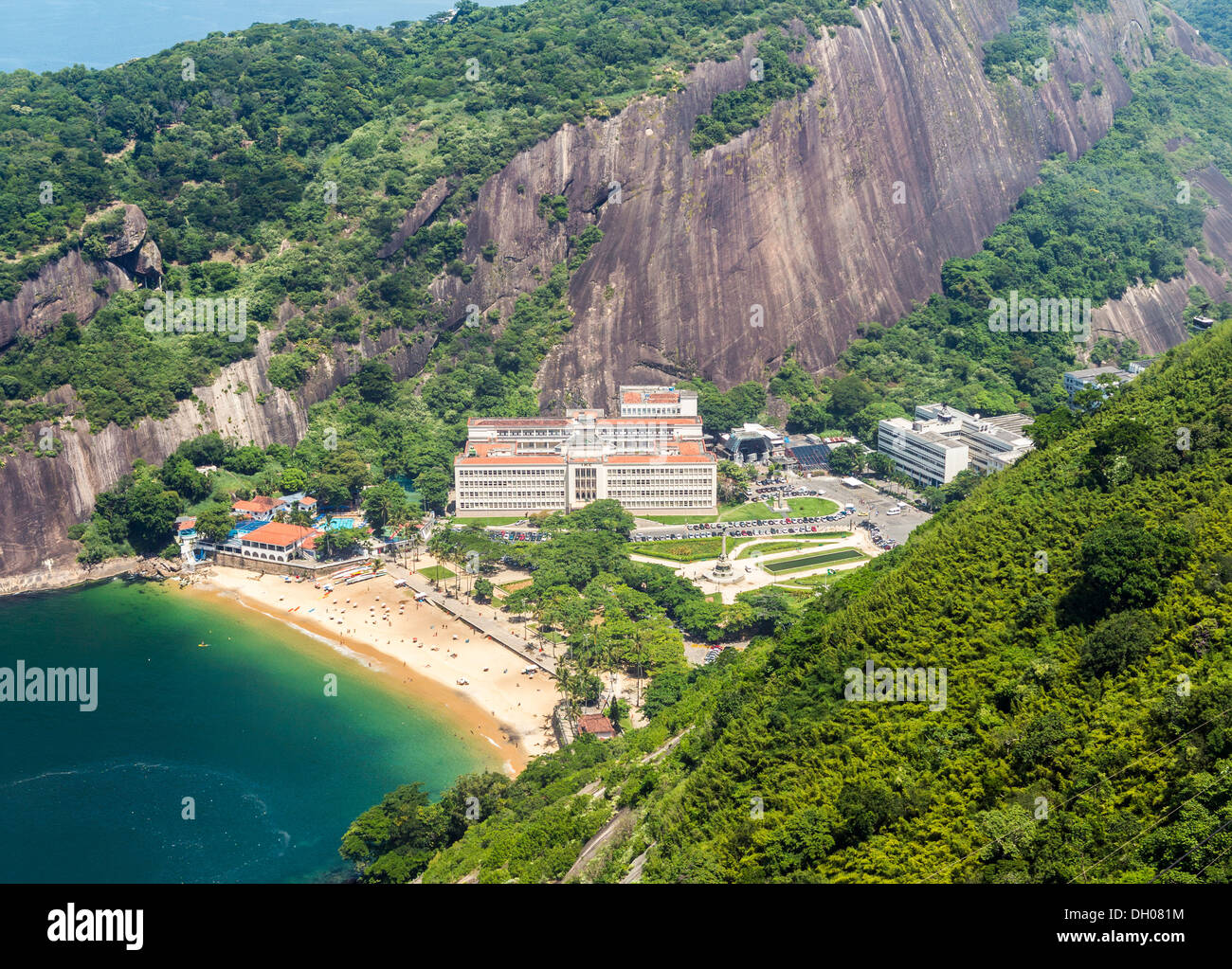 Rio de Janeiro, vista aerea di edifici in Praca General Tiburcio, Brasile accanto ad una spiaggia Foto Stock