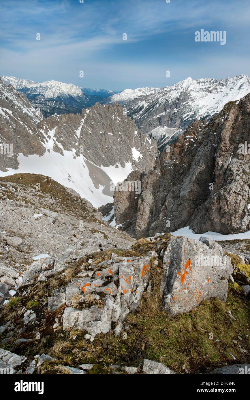 Vista da Mt Hafelekar a nord-ovest, a sinistra al retro gamma Wetterstein, montagne Pleisen-Spitze e Hohe Gleirsch Foto Stock