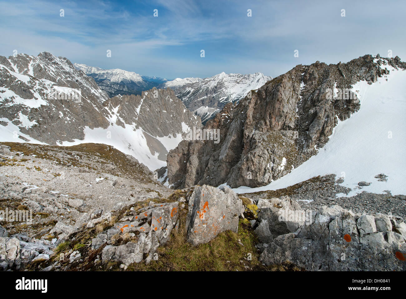 Vista da Mt Hafelekar a nord-ovest, a sinistra al retro gamma Wetterstein, montagne Pleisen-Spitze e Hohe Gleirsch Foto Stock