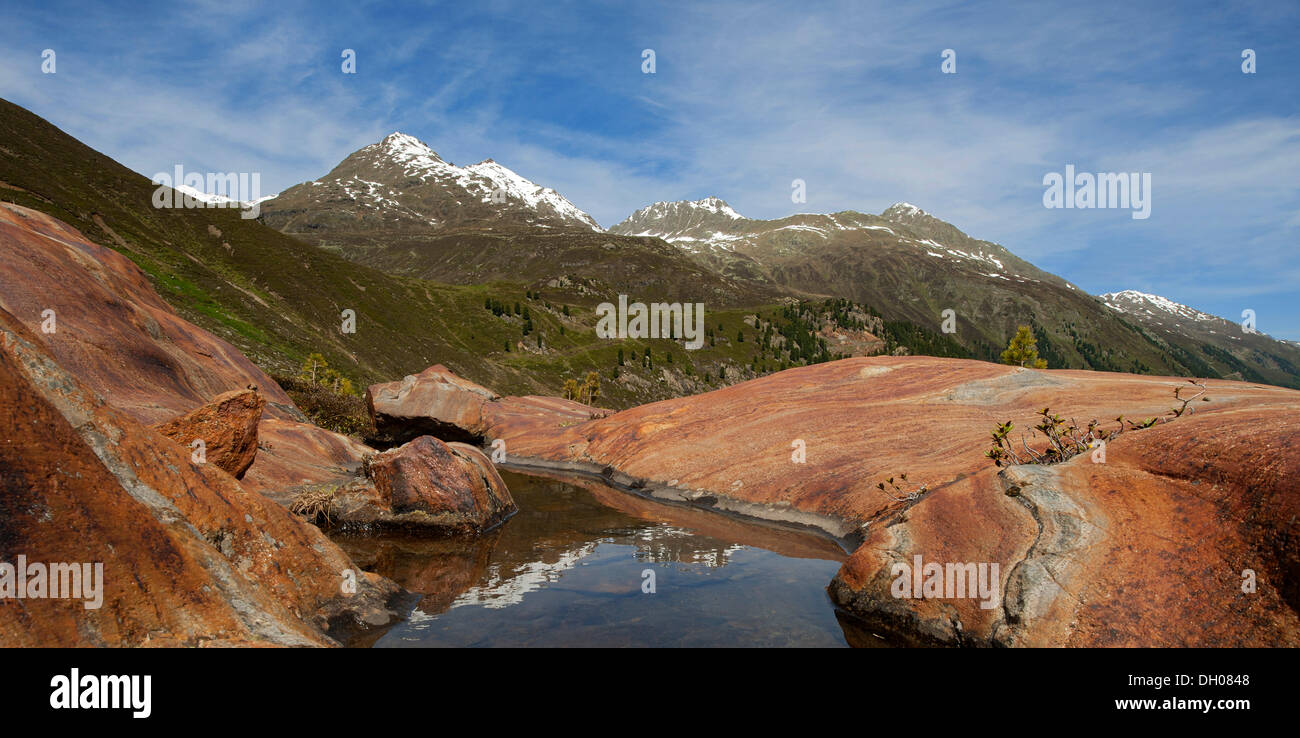 Solcatura glaciale del ghiacciaio Gepatschferner, montagne e Ochsenkopf Gratfernerkoepfe sul retro, Kaunertal Glacier Foto Stock