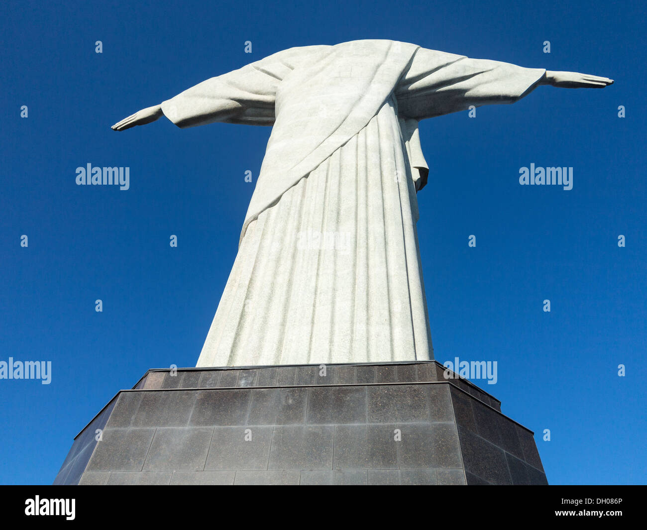 Statua del Cristo Redentore sulla cima della montagna a Rio de Janeiro in Brasile Foto Stock