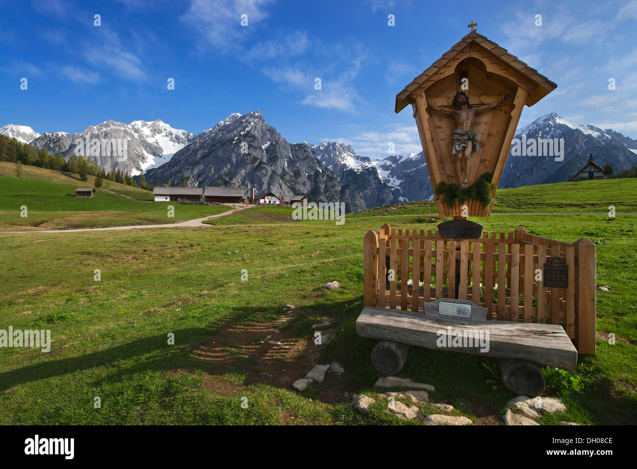 Edicola croce, Walder Alm pascolo alpino, con montagne Karwendel nella parte posteriore, Gnadenwald, Tirolo, Austria, Europa Foto Stock