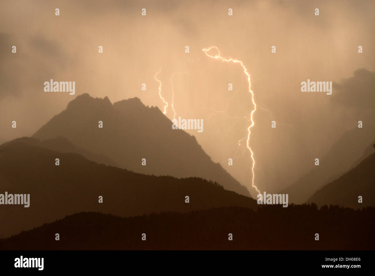 Tempesta, fulmini in Vomperloch, montagne Karwendel, Tirolo, Austria, Europa Foto Stock