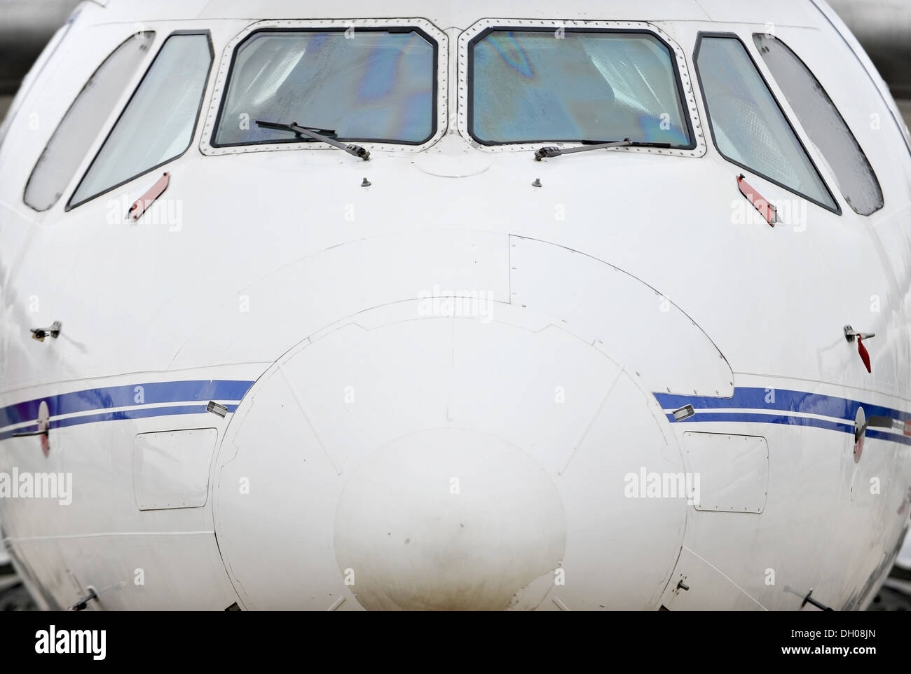 Vista frontale di un aereo parcheggiato in aeroporto Foto Stock