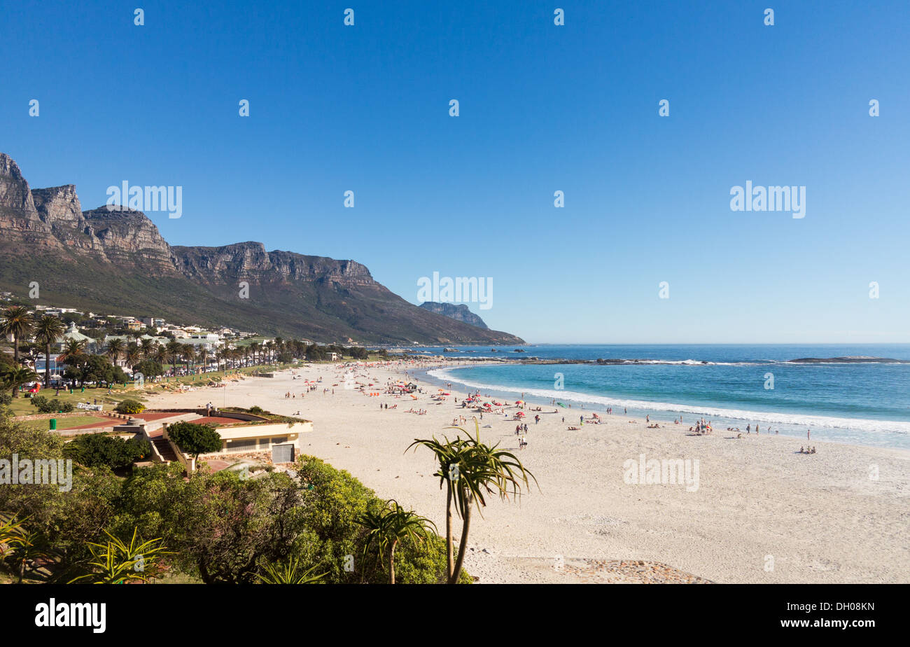 Città del Capo, Sud Africa - Spiaggia sulla costa di Camps Bay con Table Mountain sullo sfondo Foto Stock