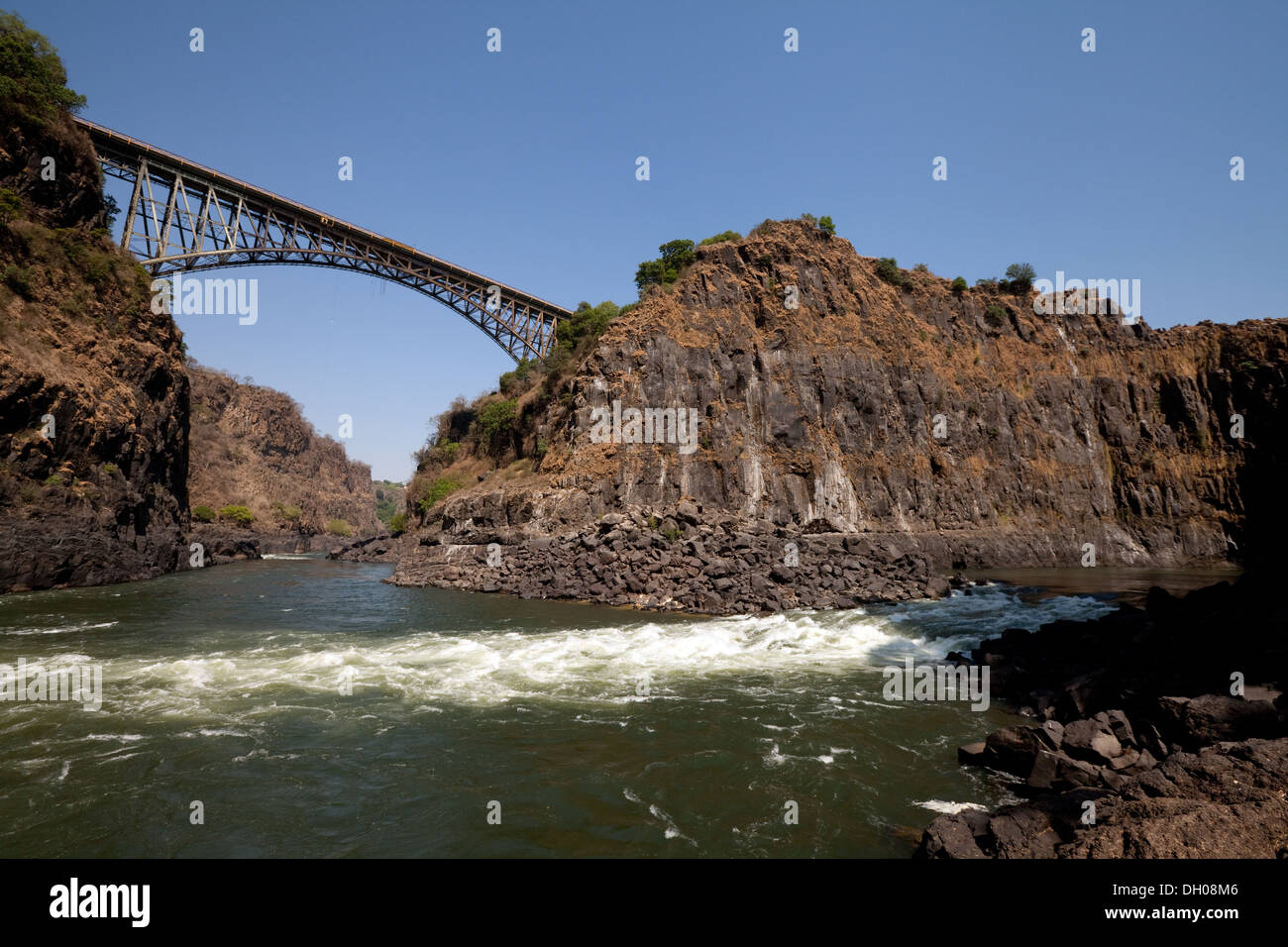 Victoria Falls bridge, il confine tra lo Zambia e lo Zimbabwe e la pentola bollente rapids al fondo delle cascate, Africa Foto Stock