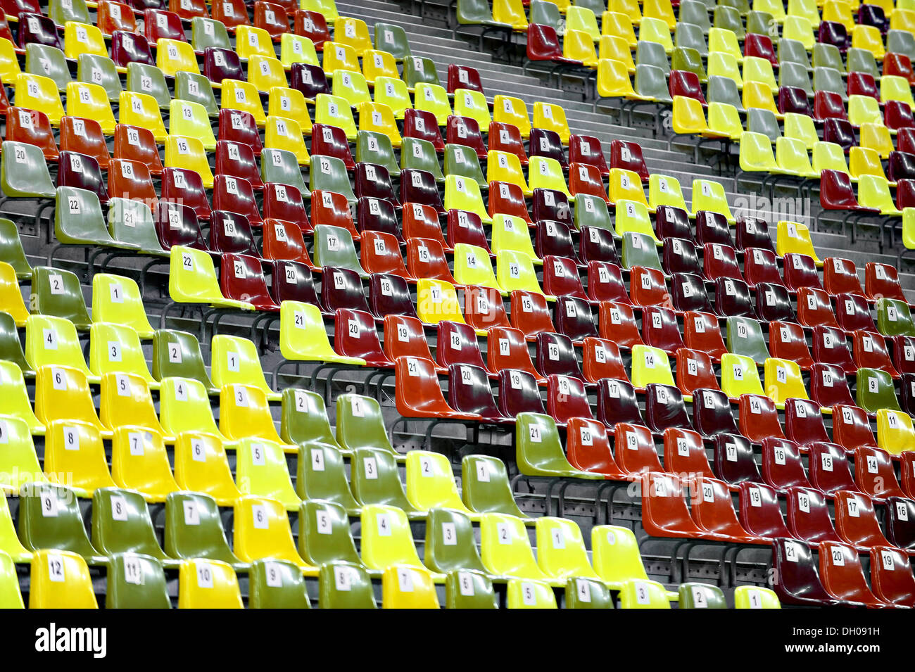 Stadio vuoto sedili colorati con i numeri su di essi Foto Stock