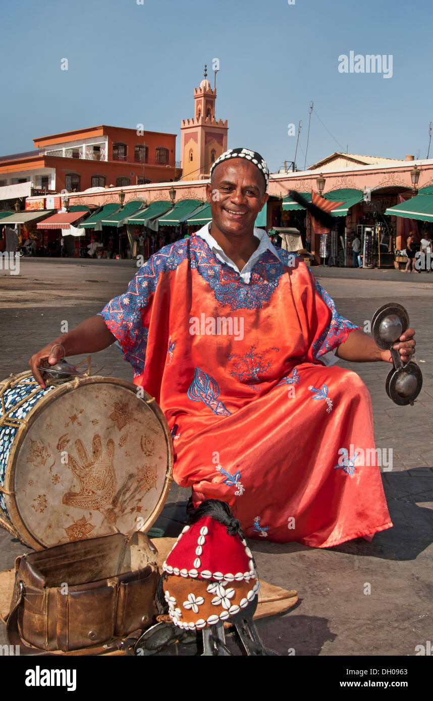 Musicista tradizionale marcia berbero Jamaa el Fna è un quadrato e la piazza del mercato della Medina di Marrakesh trimestre (città vecchia) Marocco Foto Stock