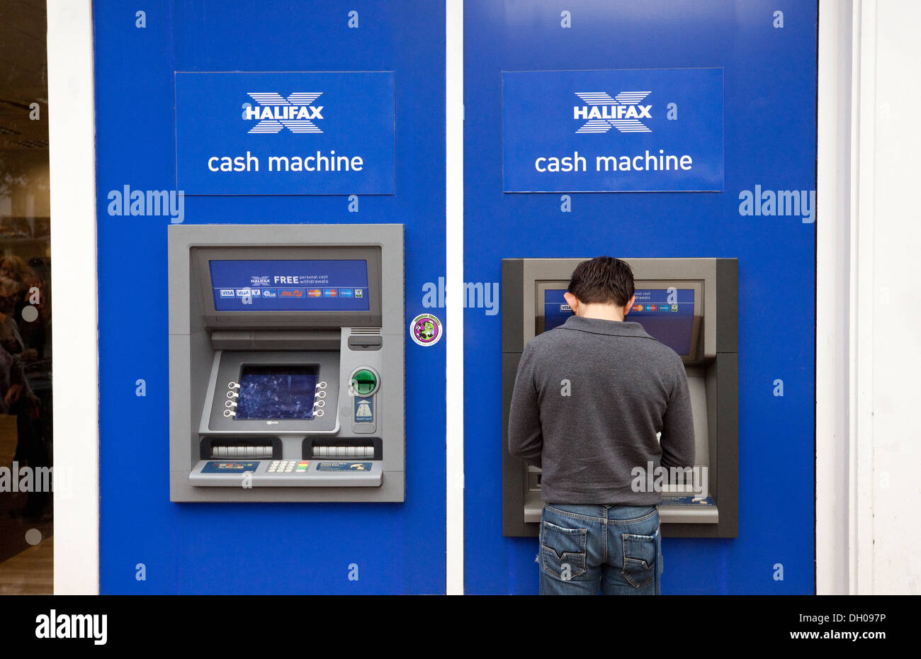 Halifax bank bancomat - uomo ottengo soldi, Norwich, Norfolk, Regno Unito Foto Stock