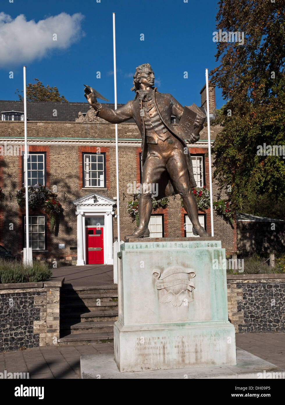 Statua di Thomas Paine al di fuori della casa del re a Thetford, Norfolk, Inghilterra Foto Stock