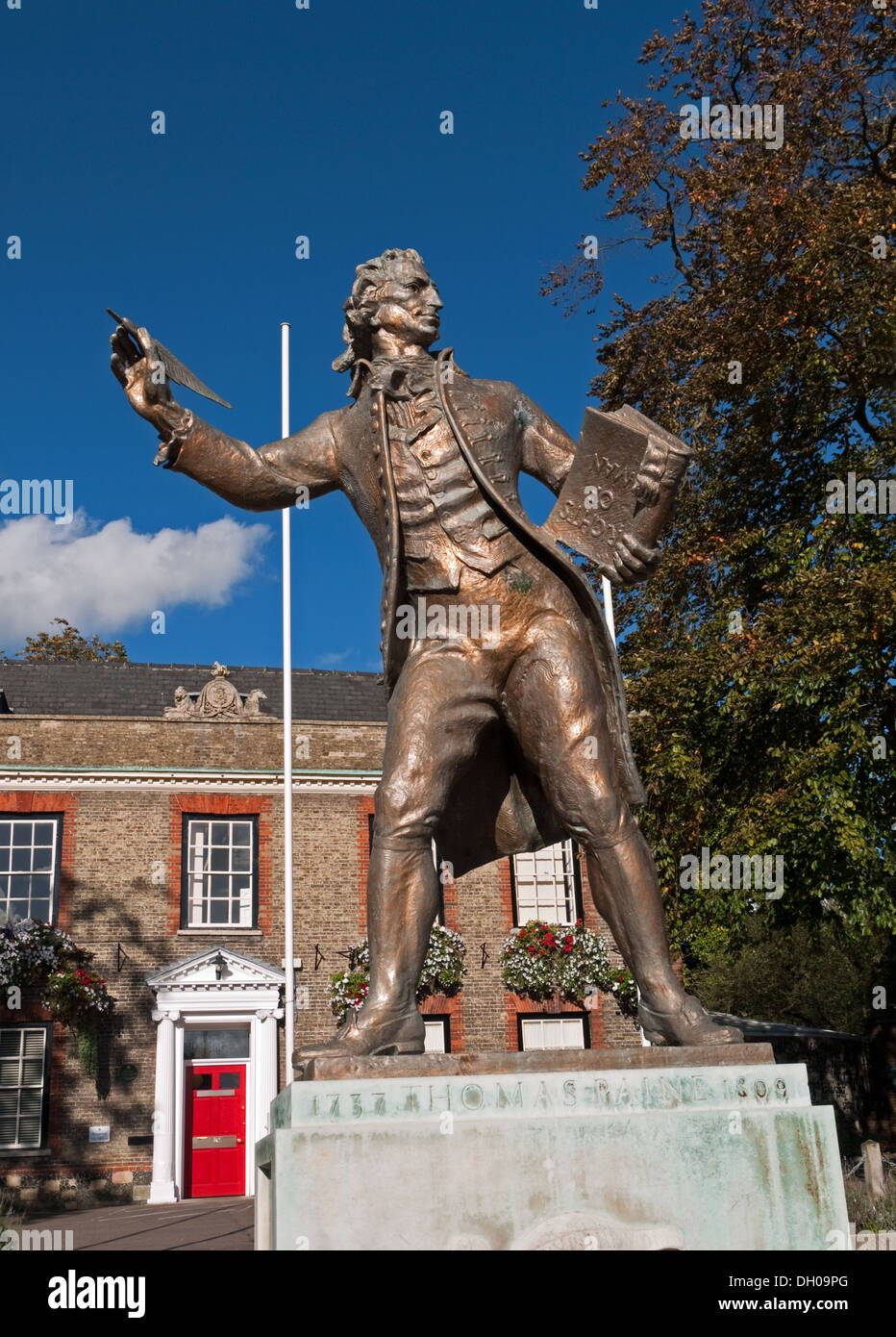 Statua di Thomas Paine al di fuori della casa del re a Thetford, Norfolk, Inghilterra Foto Stock