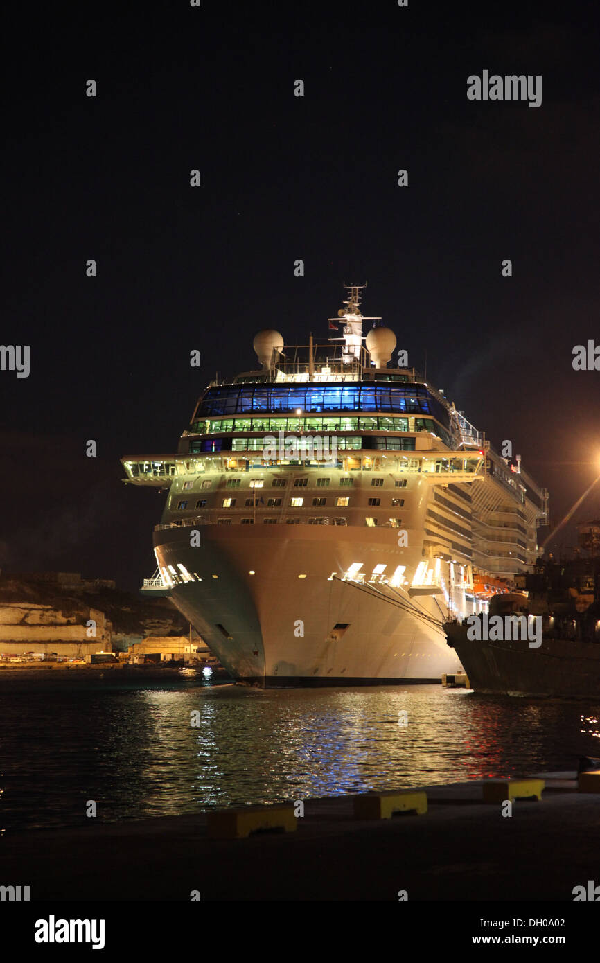 Una nave da crociera ormeggiata a Pinto Wharf,Grand Harbour di Malta si prepara a lasciare il porto per il successivo porto di scalo. Foto Stock