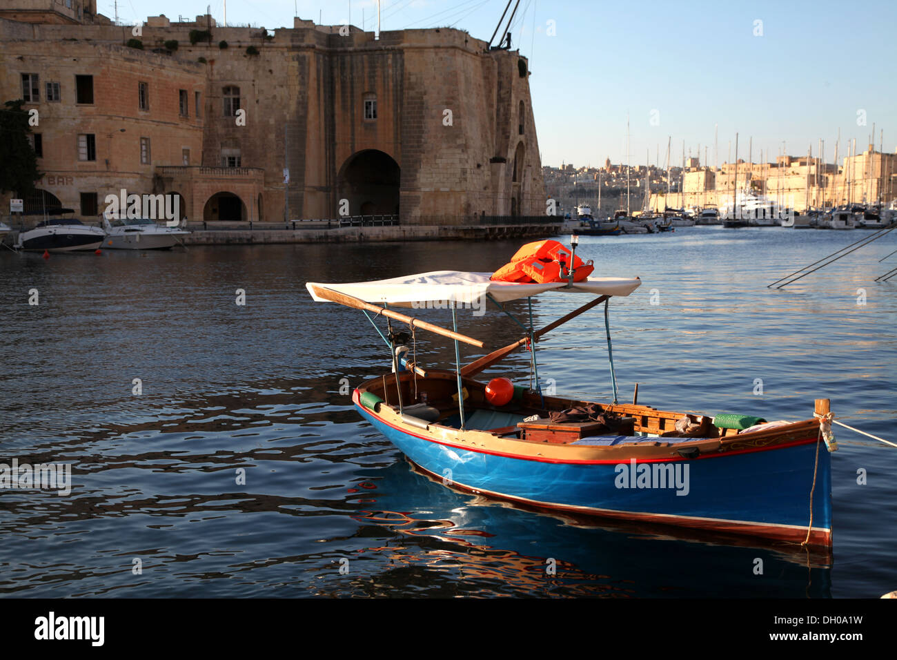 Un incantevole piccola barca attende i suoi passeggeri in Dockyard Creek, Malta Foto Stock