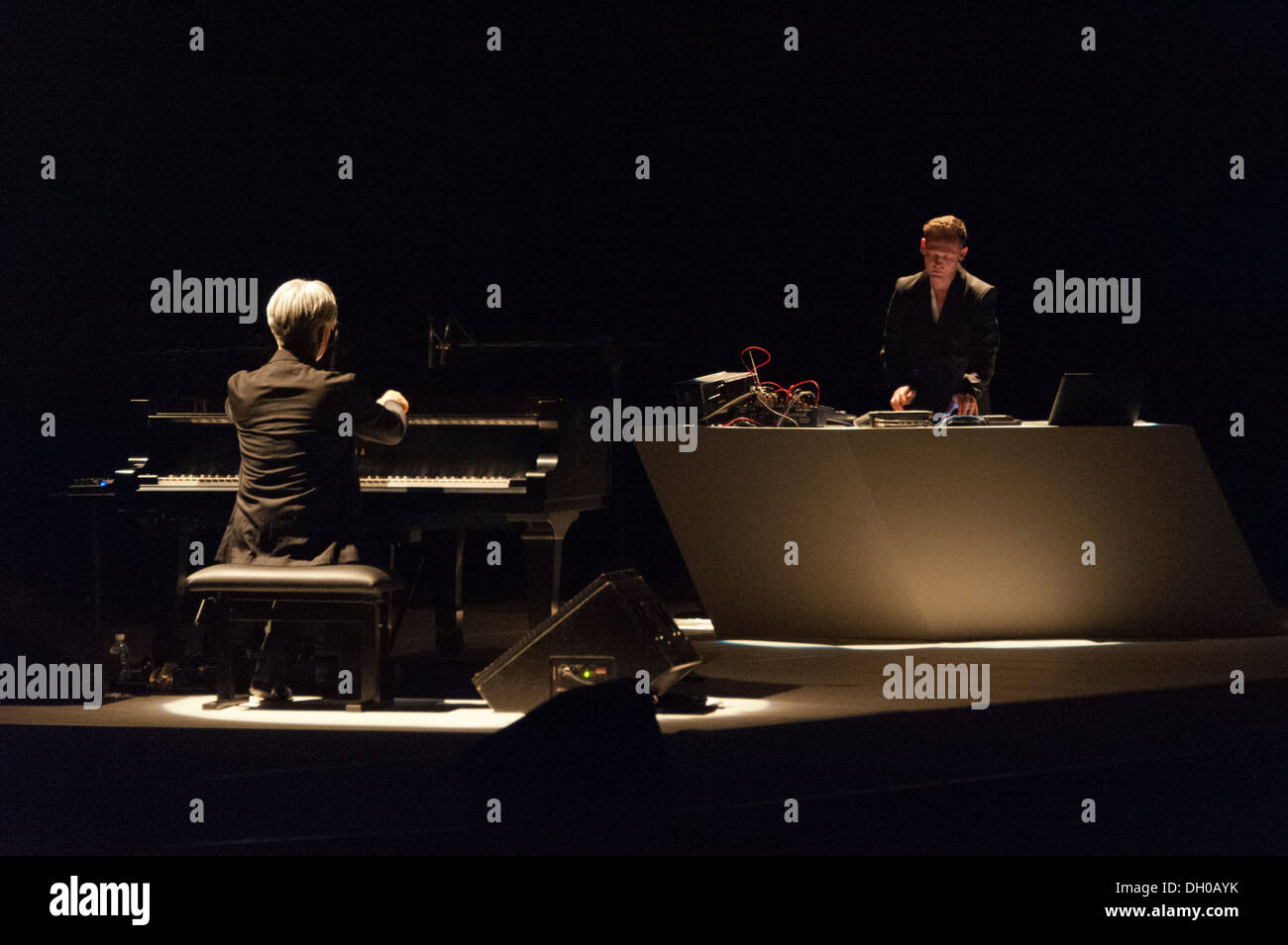 Alva Noto e Ryuichi Sakamoto eseguire presso Auditorium Parco della Musica durante il tour Summvs 2013. Foto Stock