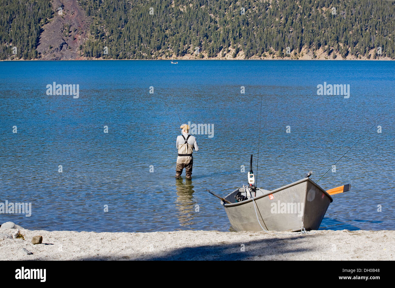 Un pescatore a mosca su East Lake, nel centro di Oregon, pesca della trota arcobaleno Foto Stock