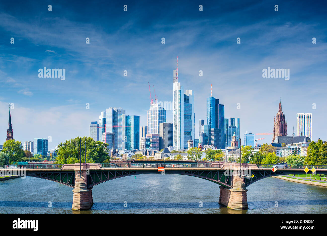 Skyline di Francoforte, in Germania, il centro finanziario del paese. Foto Stock