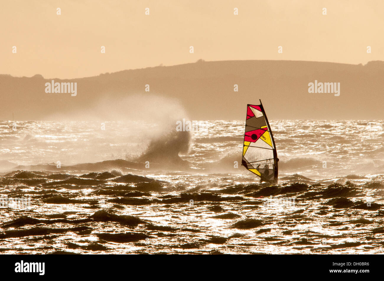 Hayling Island, Hampshire, Regno Unito . 28 ott 2013. Windsurf in onde da il St Jude's tempesta, Hayling Island, Hampshire, Il Solent. Oct 28th la tempesta, denominato St Jude, ha portato la windiest meteo a colpire il Regno Unito dal 1987. Credito: Rob Wilkinson/Alamy Live News Foto Stock