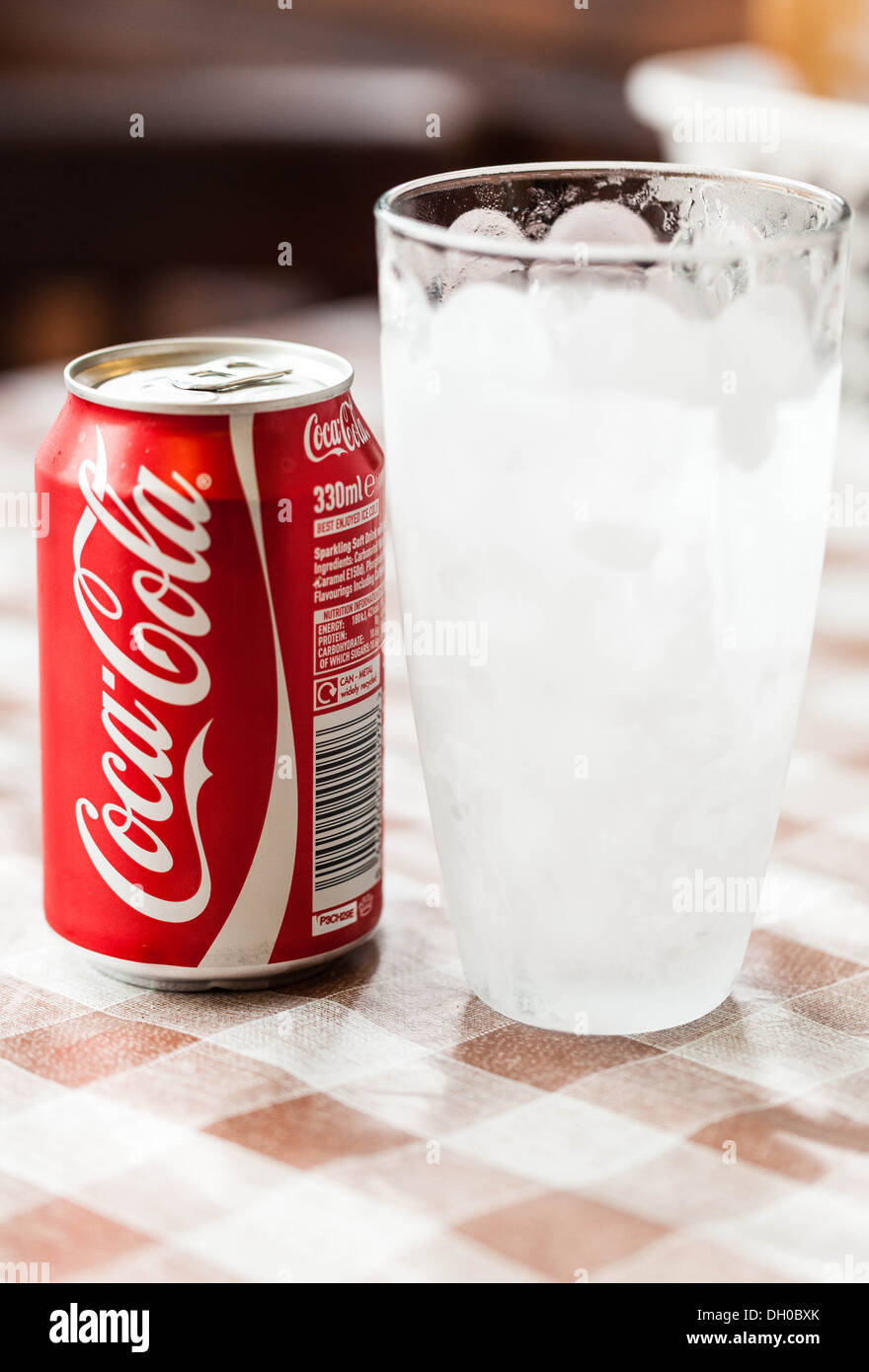 Coca Cola può e vetro Foto Stock