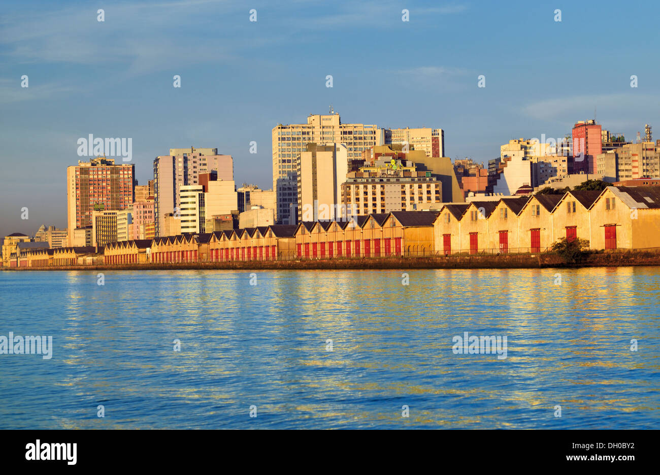 Il Brasile, Rio Grande do Sul: Riverside skyline di Porto Alegre ai margini del Rio Guaíba Foto Stock