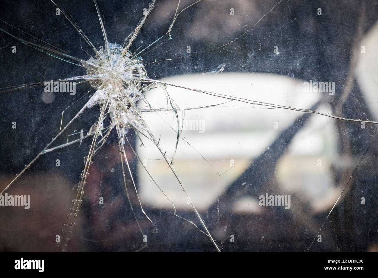 Abstract rotto il vetro della finestra sul carrello di antiquariato con il fuoco selettivo. Foto Stock