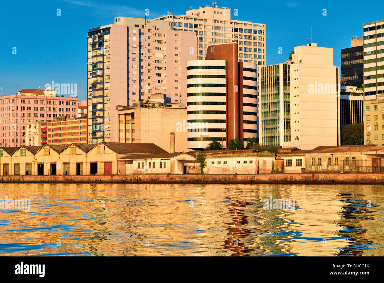 Il Brasile, Rio Grande do Sul: Riverside skyline di Porto Alegre ai margini del Rio Guaíba Foto Stock