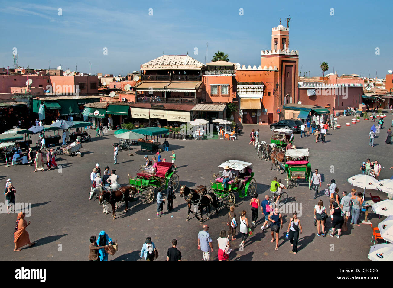Jamaa el Fna è un quadrato e la piazza del mercato della Medina di Marrakesh trimestre (città vecchia) Marocco Foto Stock