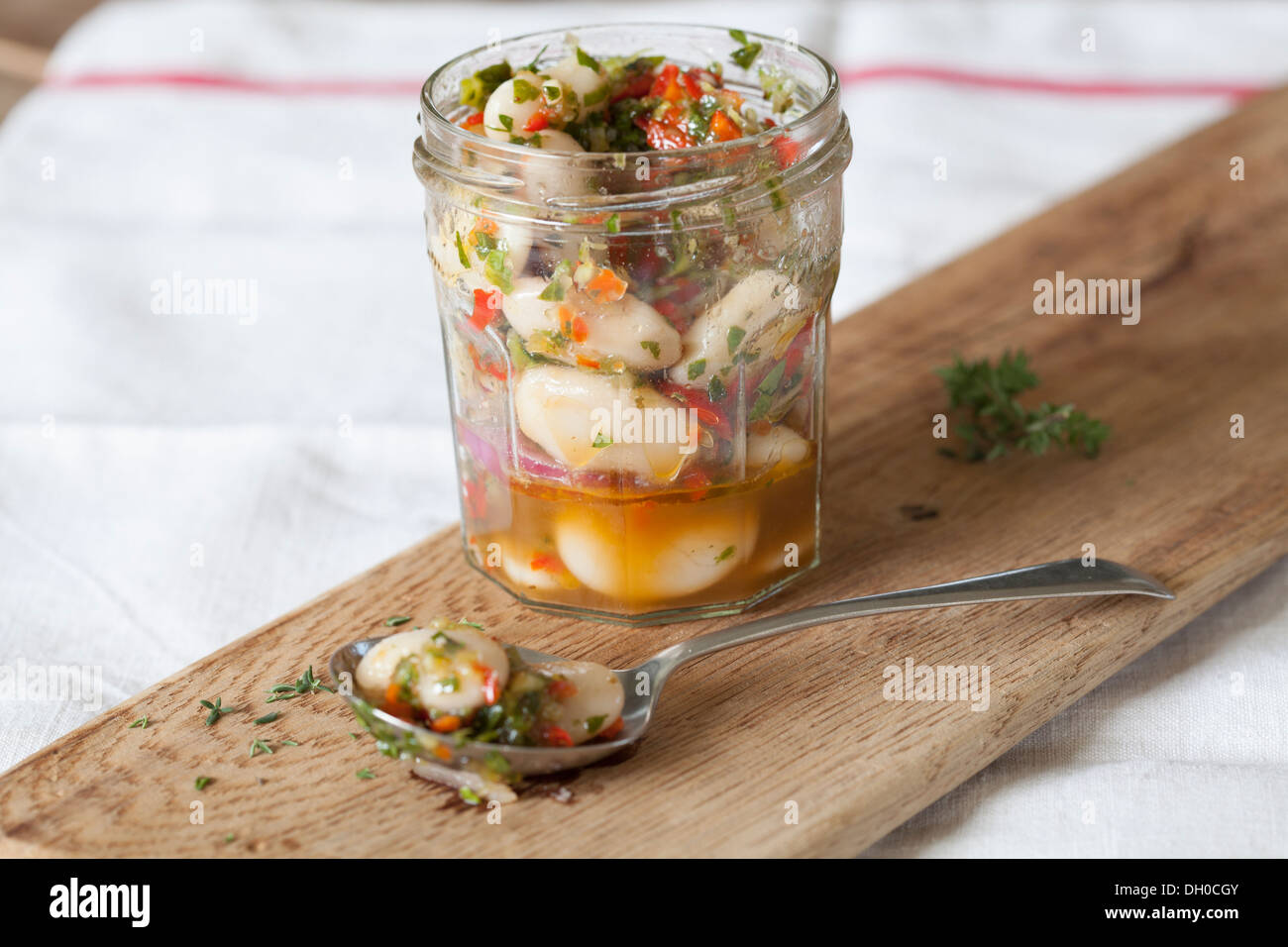 Il burro insalata di fagioli con erbe serviti in un barattolo di vetro Foto Stock