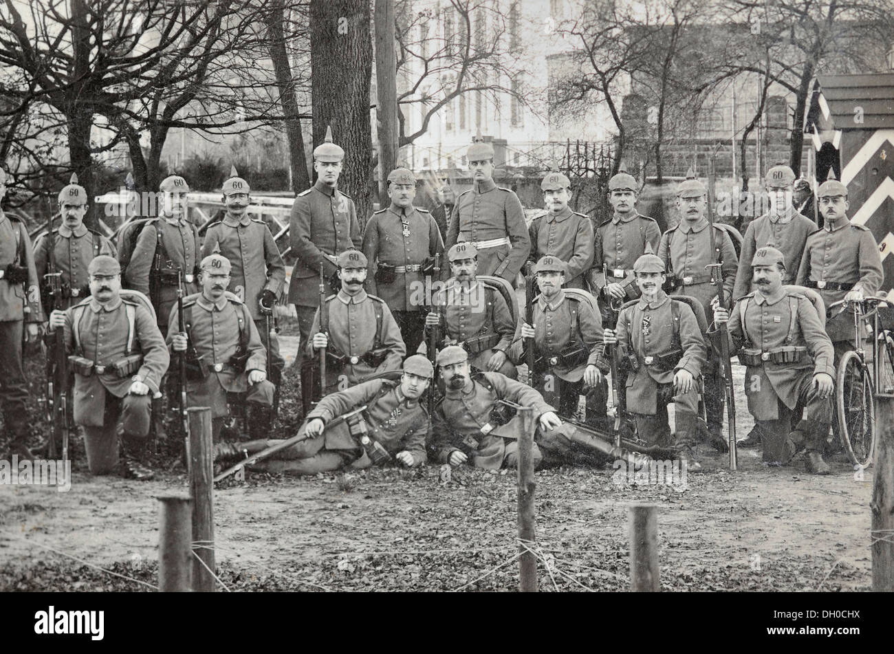 Foto di gruppo, soldati prussiani, sessantesimo prussiano Reggimento di Fanteria, un messaggero con una bicicletta a destra Foto Stock