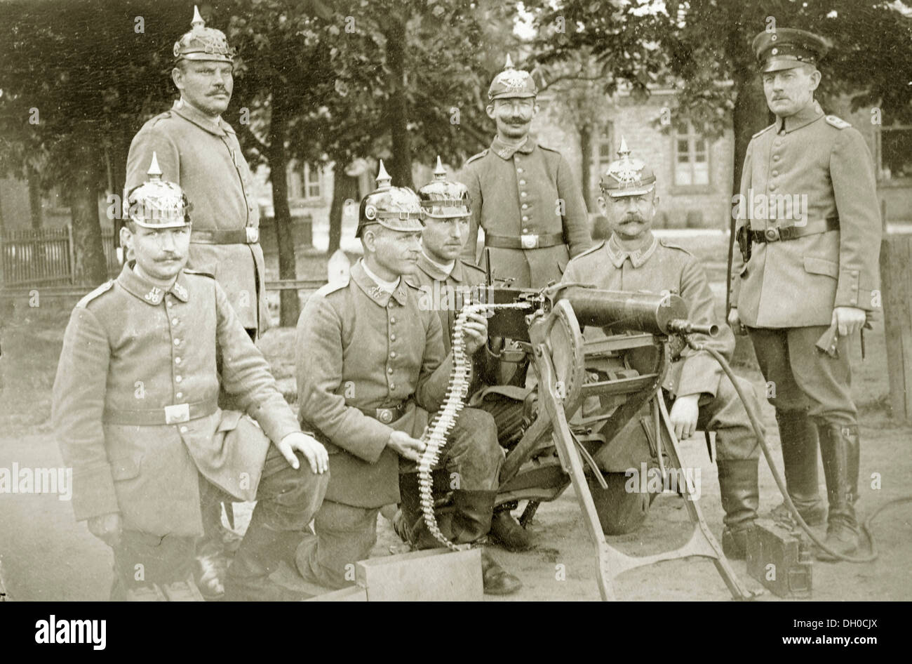 Mitragliatrice battaglione, Prussiana di soldati di fanteria, sessantesimo prussiano reggimento di fanteria in piedi accanto a una raffreddati ad acqua mitragliatrice Foto Stock