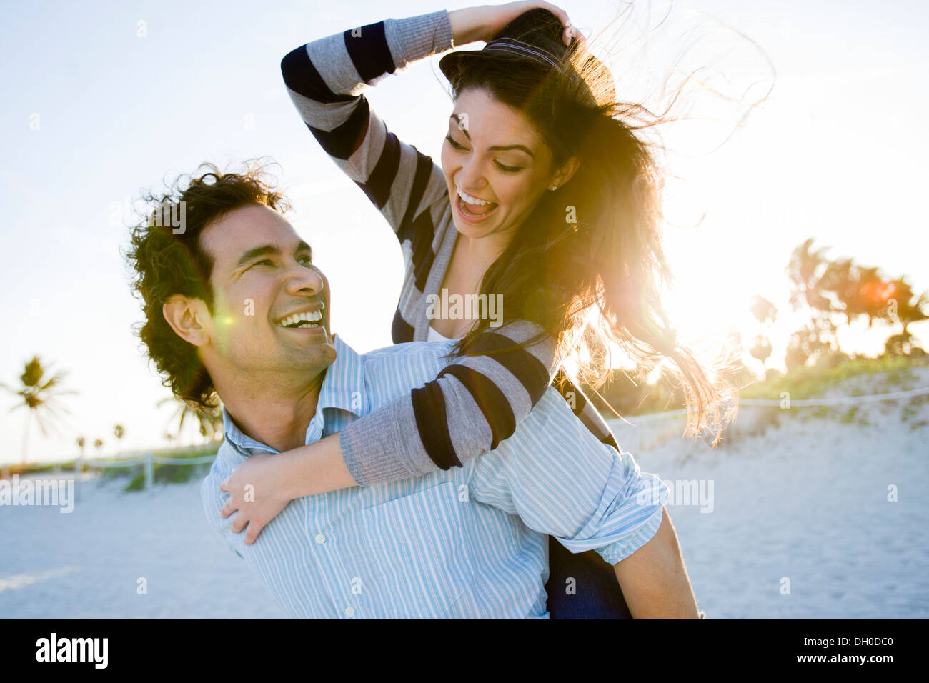 Coppia ispanica giocando sulla spiaggia Foto Stock