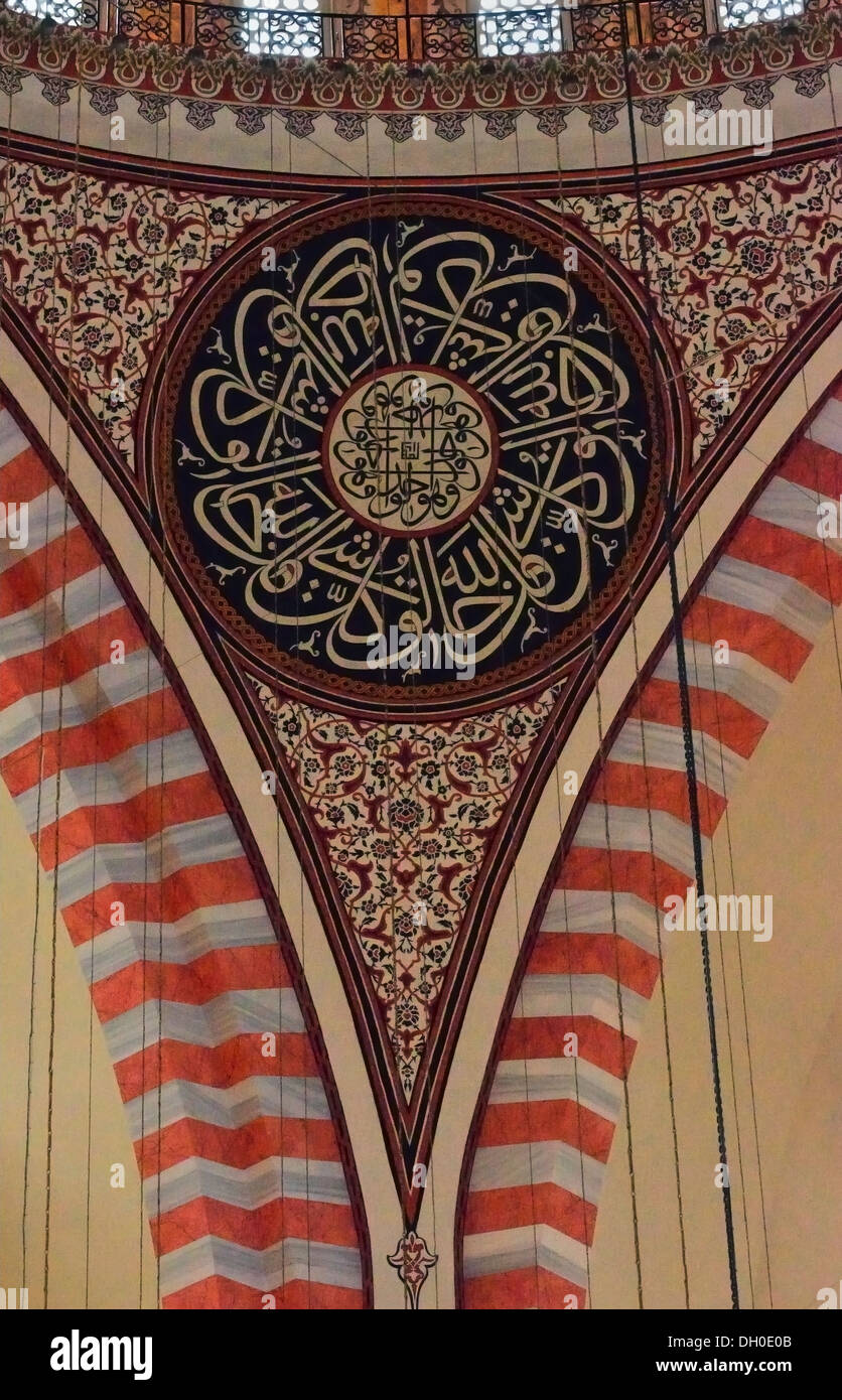 Archi, calligrafia, interno del Süleymaniye, Istanbul, Turchia 130910 71081 Foto Stock