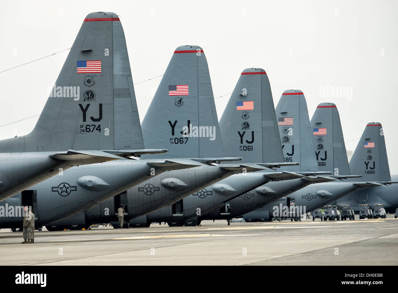 C-130 Hercules' dalla trentaseiesima Airlift Squadron sedersi sulla linea di volo a Yokota Air Base, Giappone, Ottobre 22, 2013. Dieci C-130 Hercules dalla trentaseiesima Airlift Squadron ha partecipato a una grande formazione formazione di volo che testato Yokota la capacità di eseguire lar Foto Stock