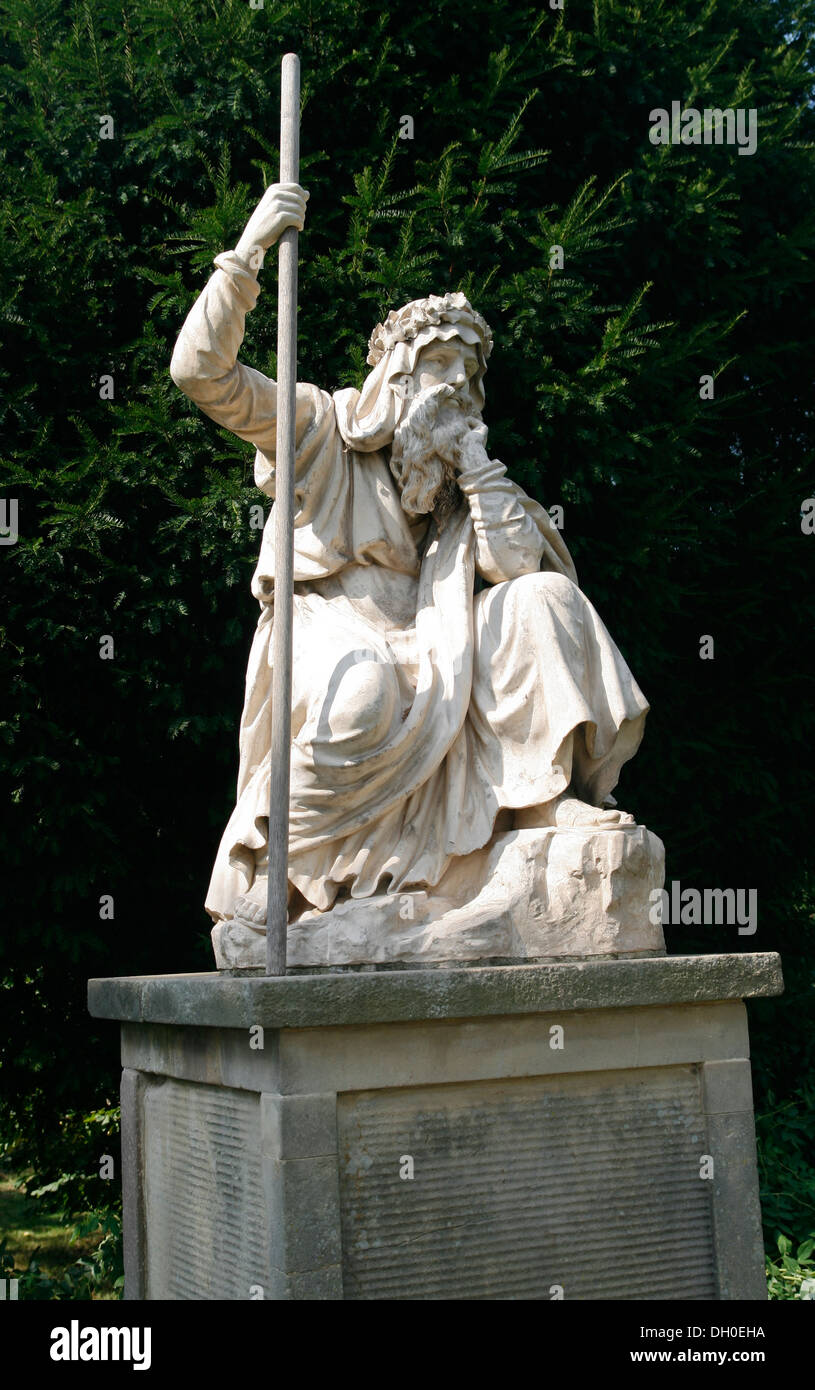 Druid statua Croome Park giardini paesaggistici NT Worcestershire Inghilterra REGNO UNITO Foto Stock