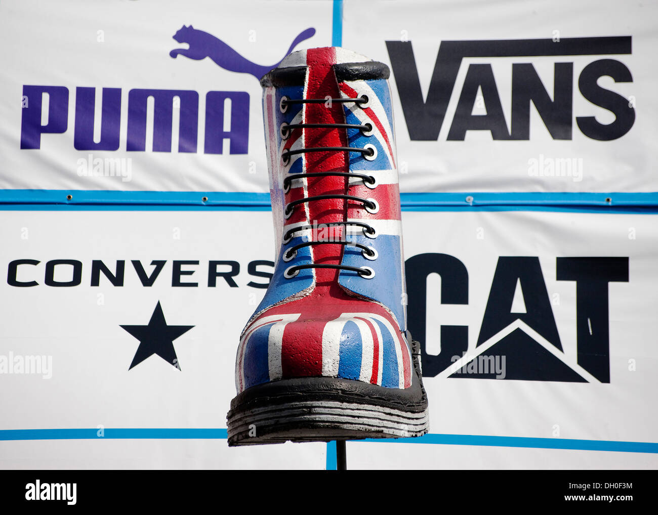 Giant più grandi di vita replica Dr Martin boot con unione bandiera design  con il logo di Puma furgoni Converse Cat stampata dietro Foto stock - Alamy
