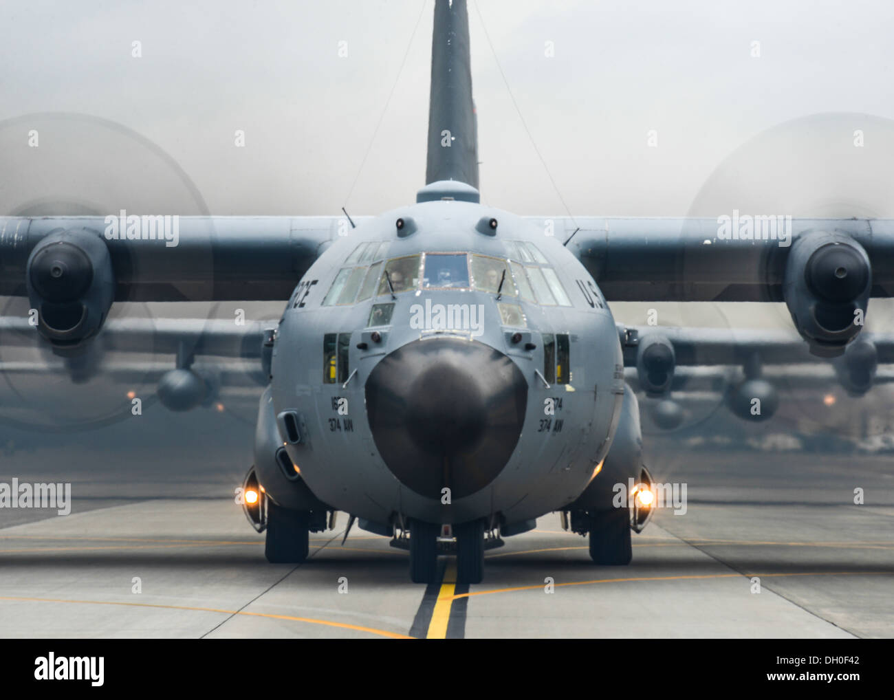 Dieci C-130s taxi sulla pista durante una grande missione di formazione a Yokota Air Base, Giappone, Ottobre 22, 2013. Il C-130s volò verso la regione di Aomori, prove Yokota capacità per il lancio di aeromobili e assistere in qualsiasi punto nel Pacifico occidentale Regione. Foto Stock