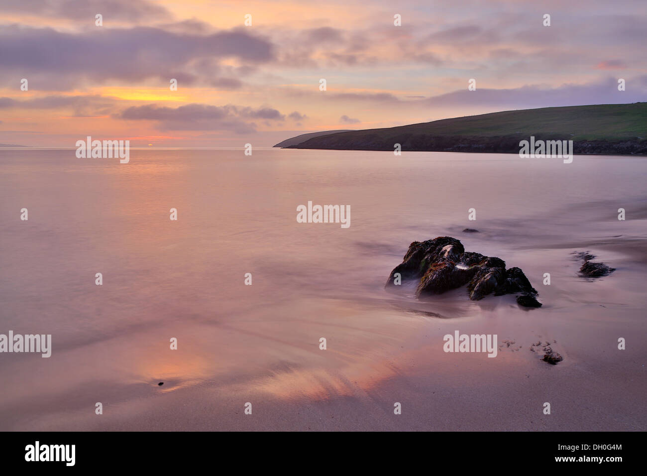 West Sandwick; tramonto; Yell; Shetland; Regno Unito Foto Stock