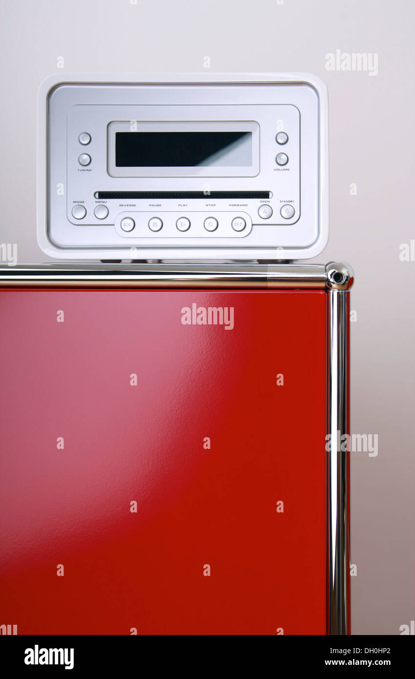 Bianco stereo compatto su rosso di mobili per ufficio Foto Stock