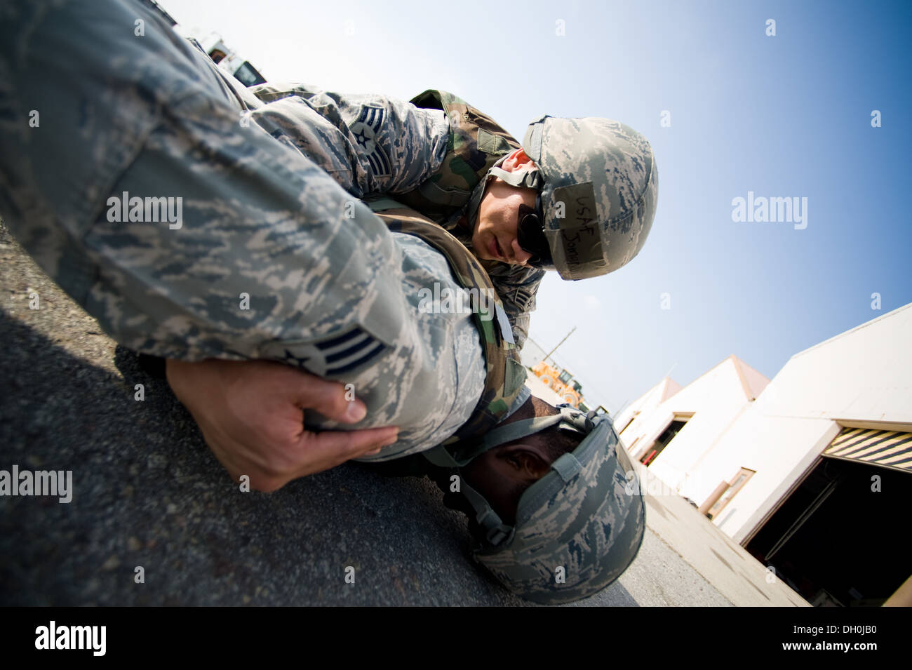 Senior Airman Jomar Perez, 8 Ingegnere Civile Squadron, rotoli su un "sospetto" per effettuare una ricerca durante un esercizio a Kunsan Air Base, Repubblica di Corea, 24 ottobre, 2013. Avieri dal 8 CES addestrati con l'ottava delle forze di sicurezza Squadron su ho Foto Stock