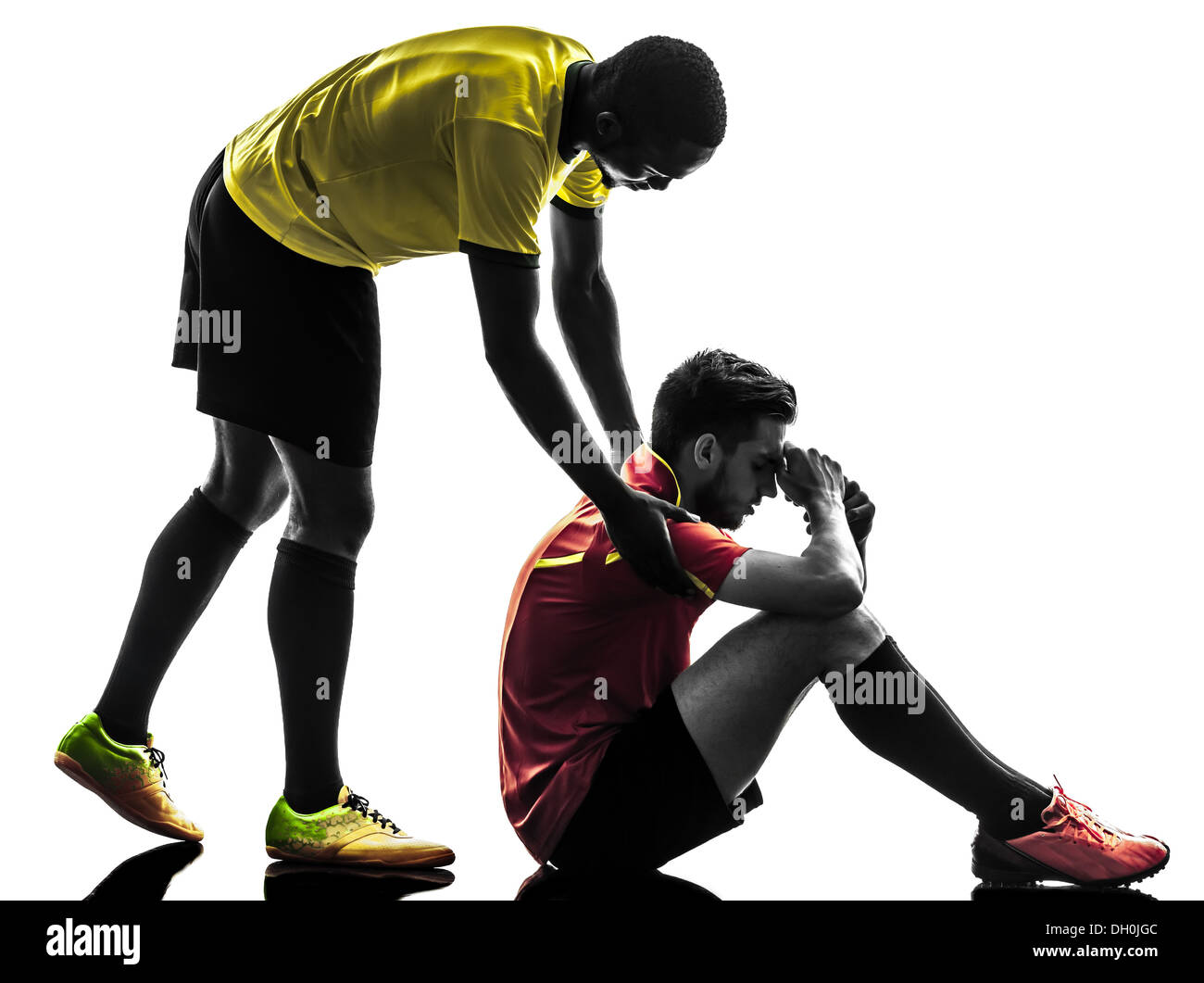 Due uomini giocatore di calcio giocando a calcio concorrenza fair play concetto in silhouette su sfondo bianco Foto Stock
