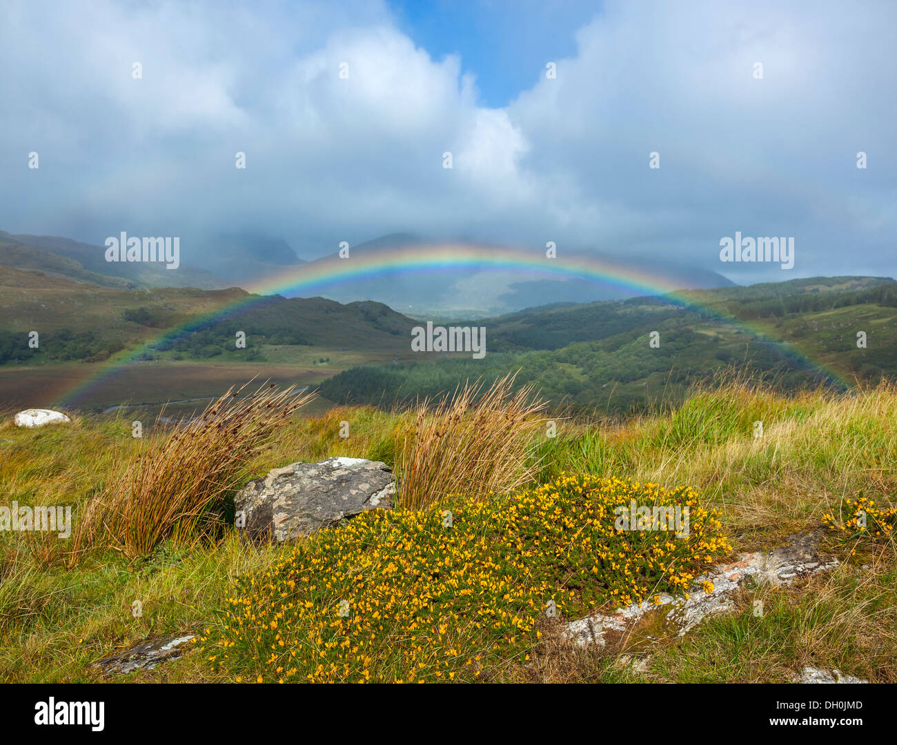 Contea di Kerry, Irlanda: un arcobaleno archi su Black Valley vicino a Ladies View sul Ring di Kerry Foto Stock