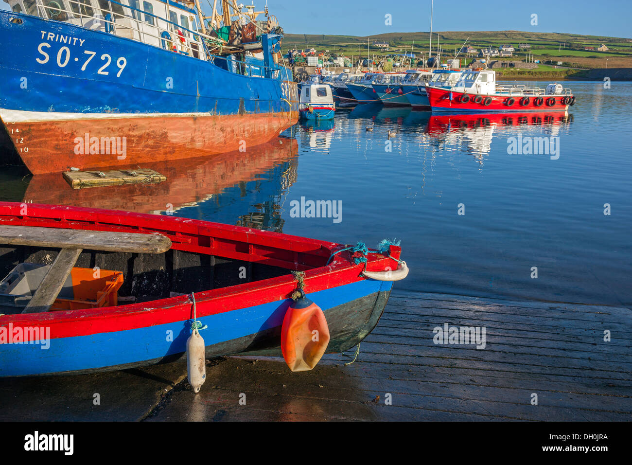Contea di Kerry, Irlanda: barche da pesca nel porto di Portmagee sul Skellig Ring Foto Stock