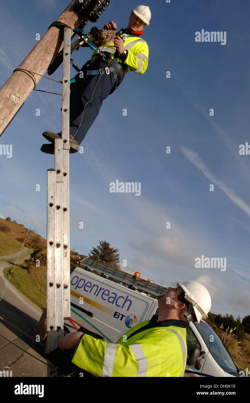 Openreach Campo Ingegneri installare e mantenere la rete fisica cablaggio dal telefono in Exchange degli utenti finali locali Foto Stock