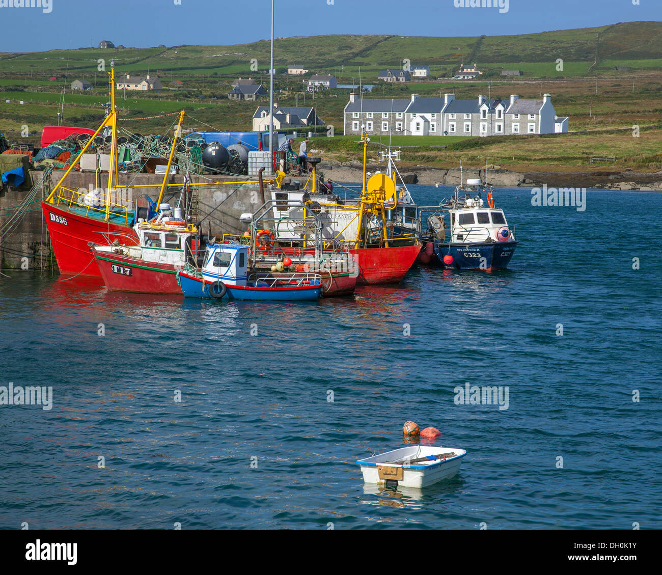 Contea di Kerry, Irlanda: barche da pesca nel canale di Portmagee con l' isola Valentia nella distanza Foto Stock