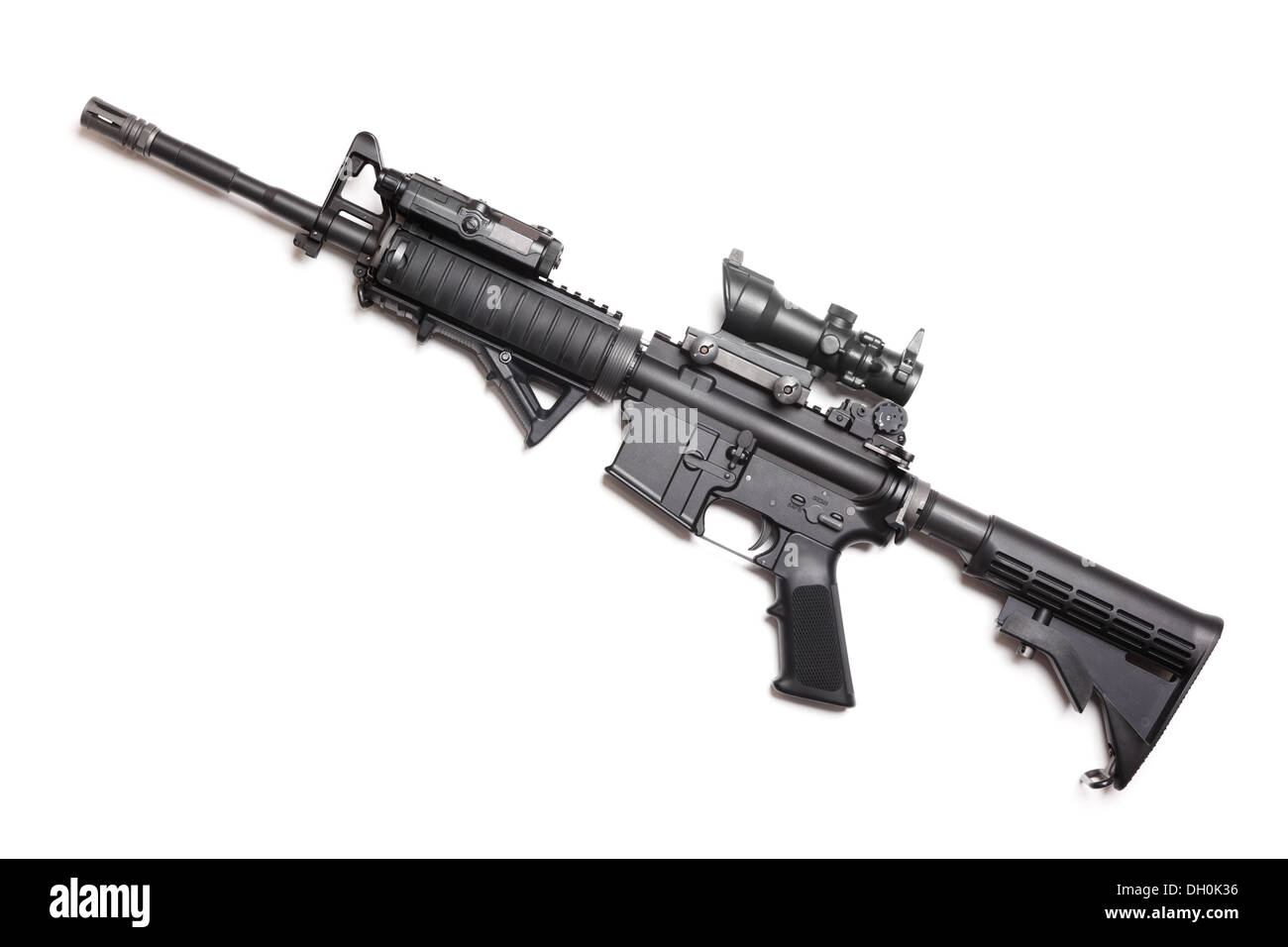 M4A1 (AR-15) 14,5' carbine con ACOG sniper sight, UN/PEQ15 e AFG tactical grip. Isolato su bianco. Studio shot. Foto Stock