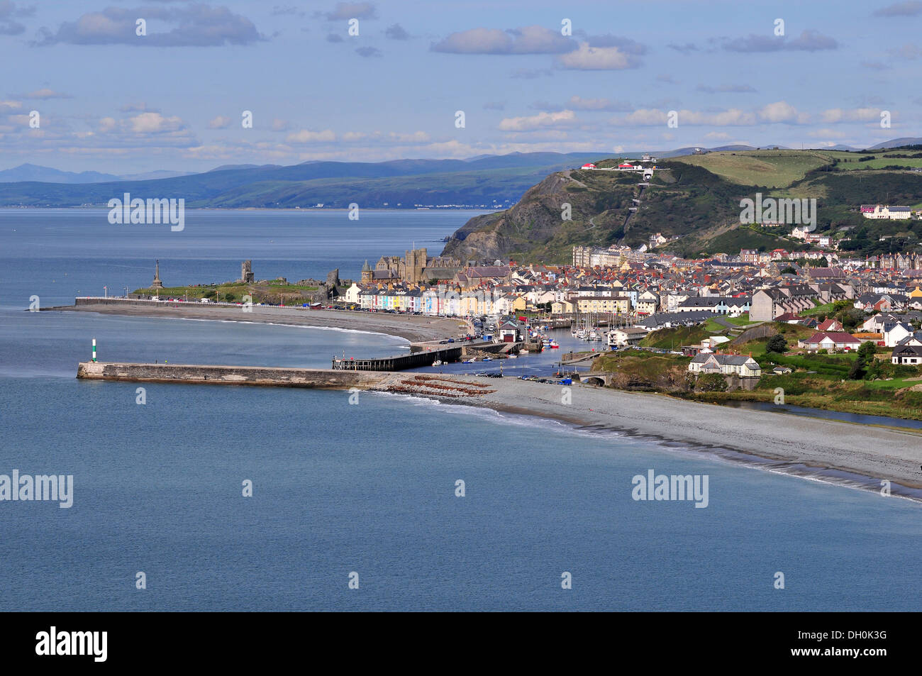 Aberystwyth abitato e porto visto da sud in un assolato pomeriggio di settembre con Snowdonia oltre. Foto Stock