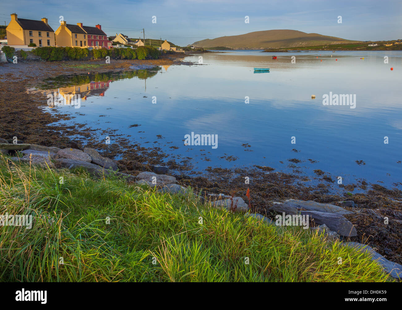 Contea di Kerry, Irlanda: Portmagee canale con case colorate di Portmagee e Bray in testa la distanza Foto Stock