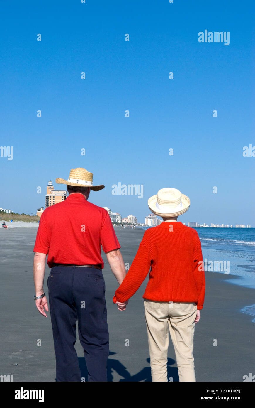 Giovane tenendo le mani e piedi a Myrtle Beach SC Foto Stock