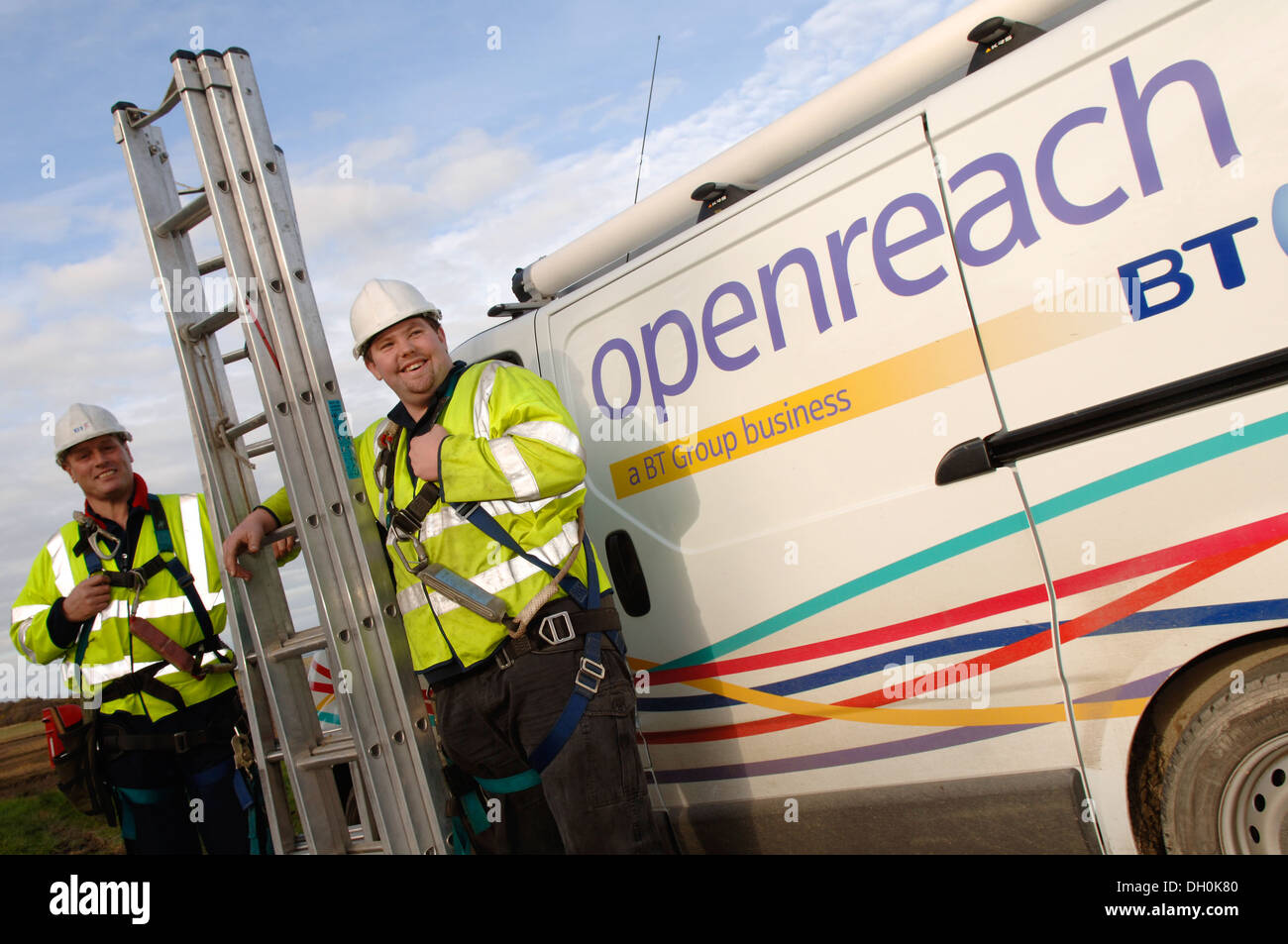Openreach Campo Ingegneri installare e mantenere la rete fisica cablaggio dal telefono in Exchange degli utenti finali locali Foto Stock
