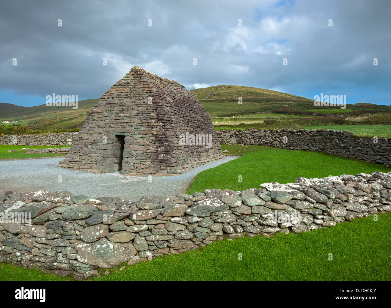 Contea di Kerry, Irlanda: Gallarus oratorio sulla penisola di Dingle, costruito tra il sesto e il nono secolo. Foto Stock